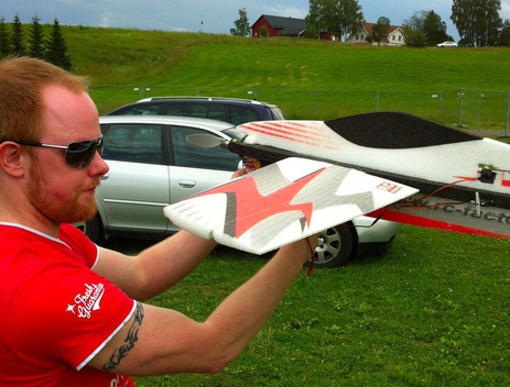 Espen Skjervold holding the airplane